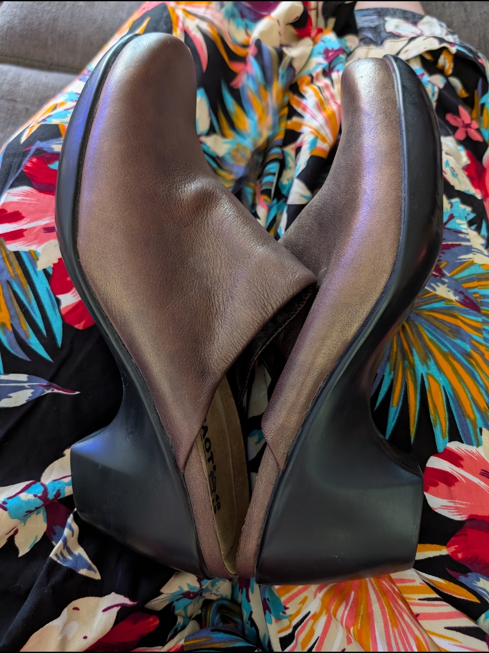 Comfort Wedge Naot Shoe in Metallic Brown Size 40